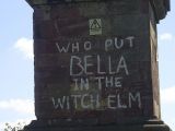 Tajemniczy napis na obelisku w pobliżu Hagley Woods.