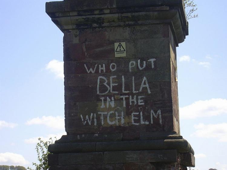 Tajemniczy napis na obelisku w pobliżu Hagley Woods.